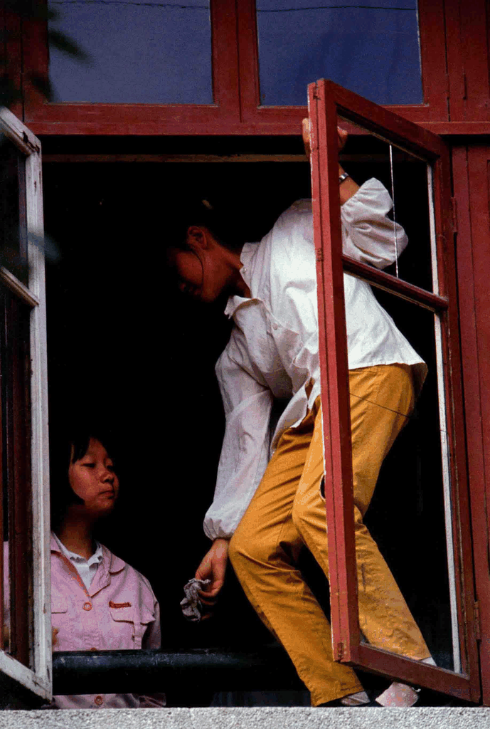 光影中的窗边少女