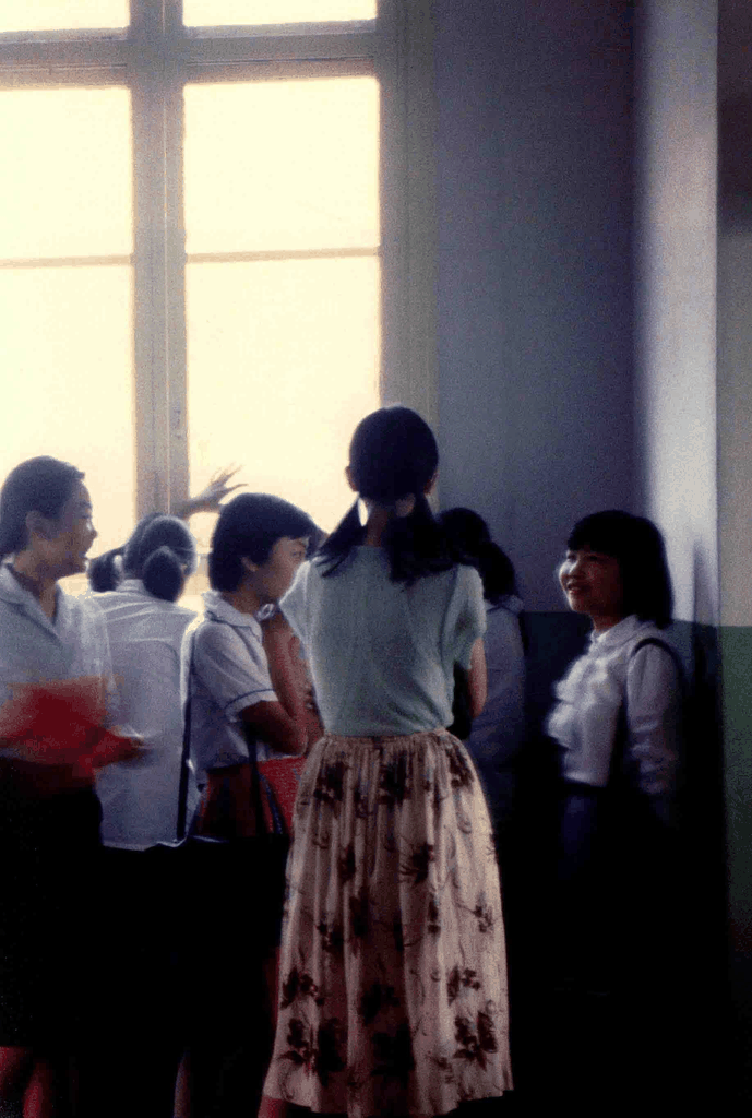 窗边的年轻女子