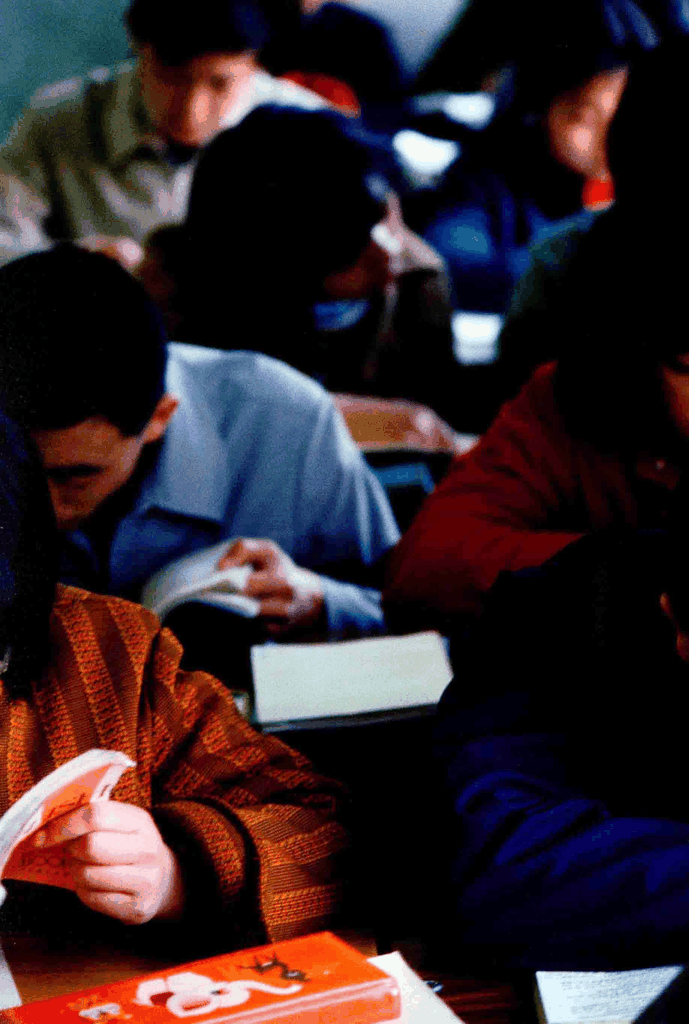 老照片中的专注时刻