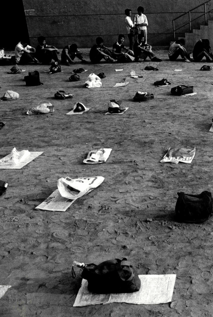 90年代初的年轻人们在空地上等待