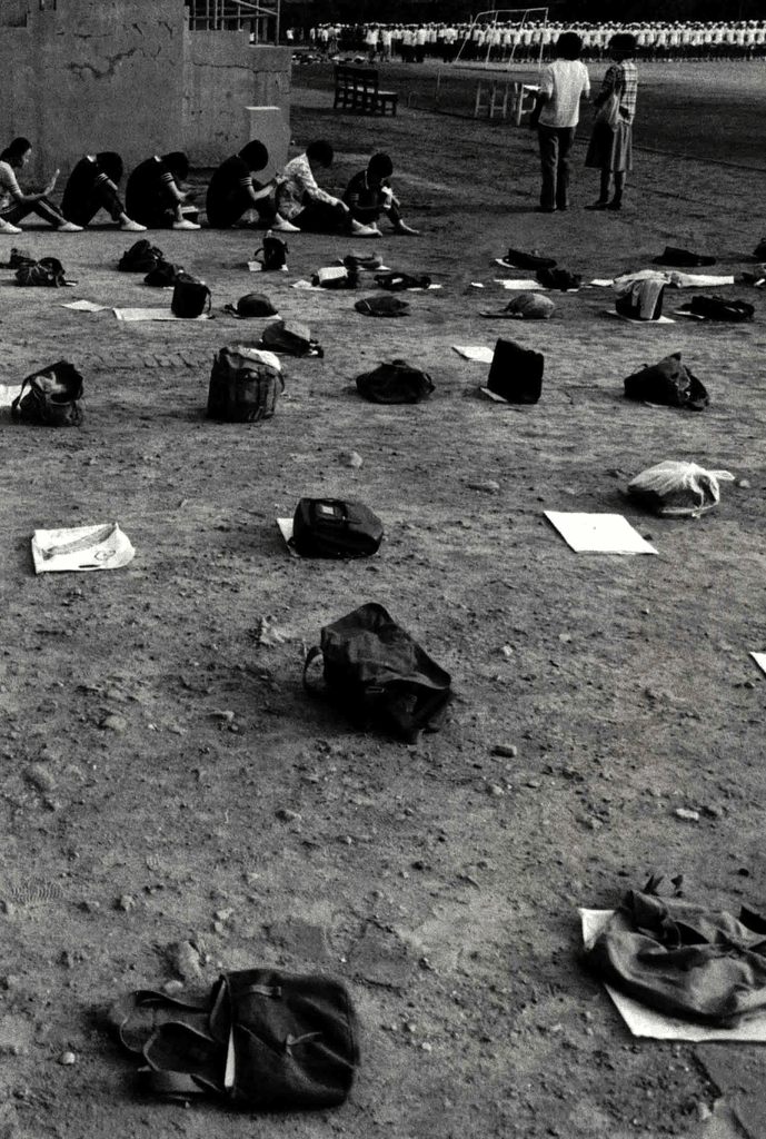 操场上的书包与等待的学生