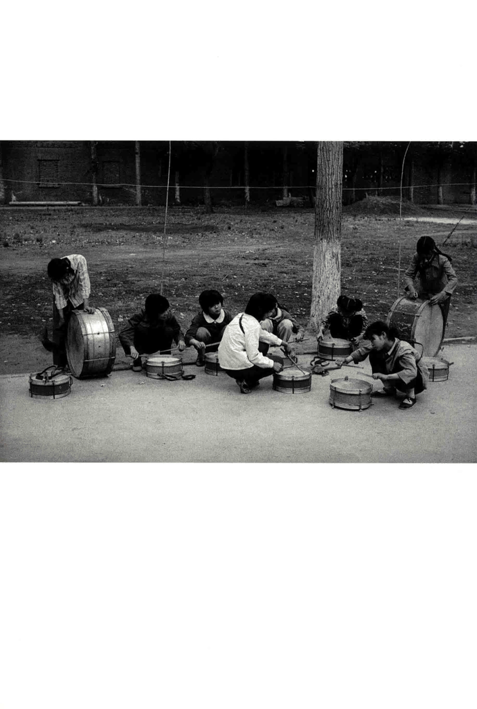 孩子们练习敲鼓