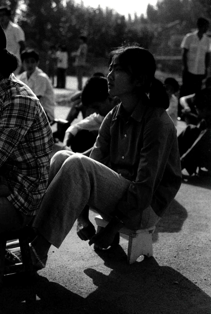 老照片中的年轻女子