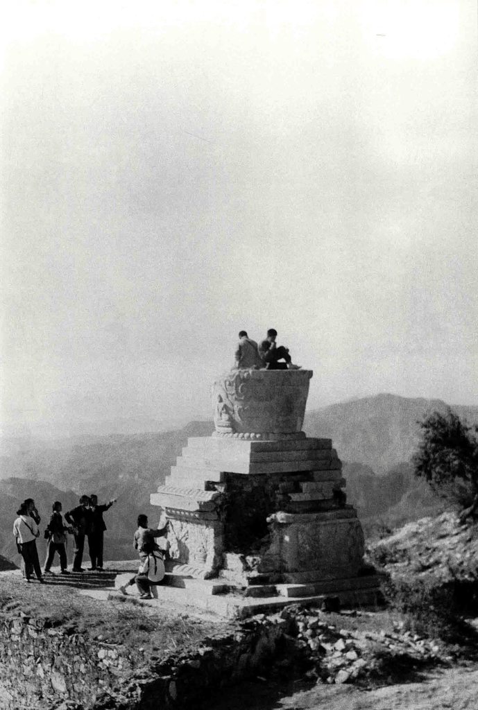 老照片中的古塔与游人