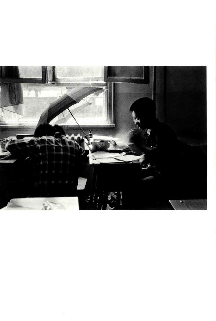 一张充满年代感的教室一角