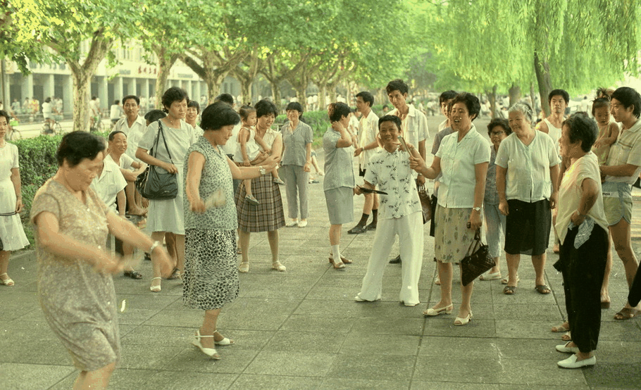 绿荫下的集体舞蹈