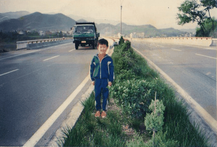 泛黄的旧时光里的公路少年