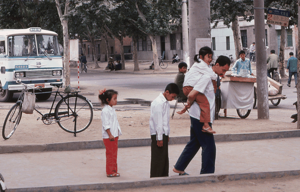 夏日街头的背影