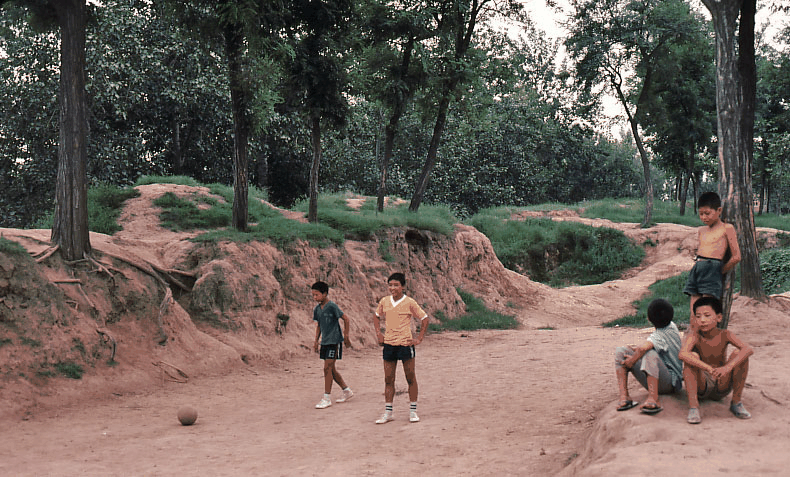 黄土坡前的少年