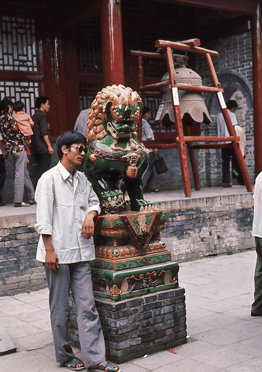 古寺前的年轻人