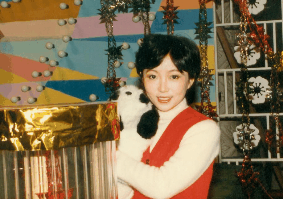 复古场景中的青春笑脸