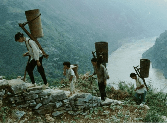 山道上挑担的人群